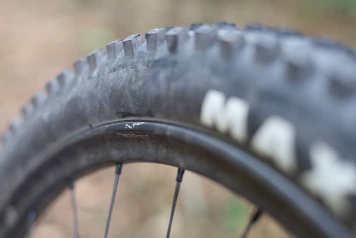 Die breite, flache Felge steht etwas über. Mehr als ein paar Kratzer konnten wir dem Roval Traverse SL II bisher aber nicht entlocken.