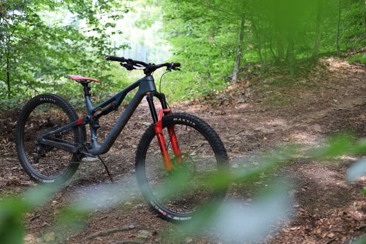 Despite a price tag of € 5799, the Merida One-Forty 6000 is somewhat overshadowed by its favourable spec: the chassis and geometry offer potential, but the weight and details unfortunately slow it down.