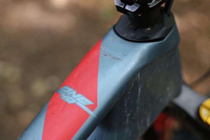 Annoying but harmless: A slightly larger stem without a steering stop limiter left this scratch in the top tube of the Merida Fullys after a fall.