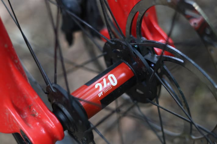 Running extremely smoothly and quietly: the DT Swiss 240 hubs in the Roval Traverse SL II wheelset.