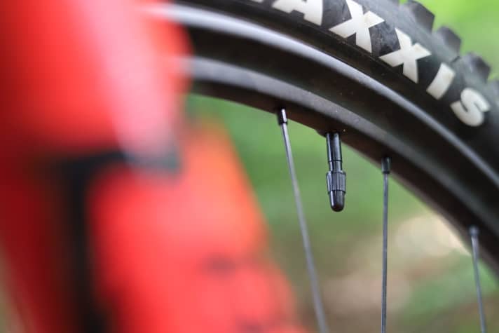 Das Tubeless-Setup des Roval Carbon-Laufradsatzes gelingt maximal entspannt.