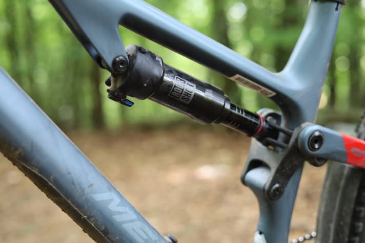 Kommt in langen Abfahrten an seine Grenzen: der kleine Rockshox Deluxe Select+ Dämpfer im Merida One-Forty 6000.