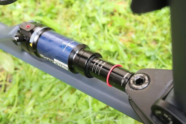 As usual with Rockshox, a scale on the Sid Luxe damper makes it easier to read the SAG.