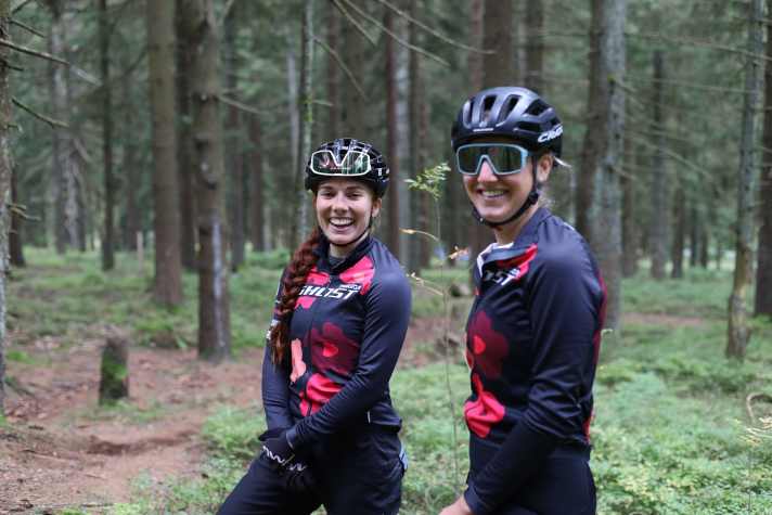 Isla Short und Nicole Koller haben nach Ende der Worldcup-Saison etwas Zeit, um mit dem deutschen Mountainbike-Nachwuchs durch den Bayerischen Wald zu streifen.