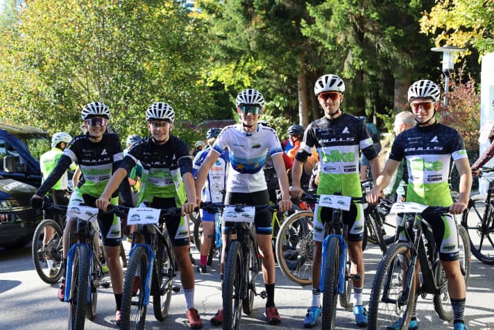 Das BIKE Junior Team vor dem Start der gemeinsamen Ausfahrt mit den anderen Jugendlichen. Elias Hückmann trägt sein neues Europameister-Trikot.