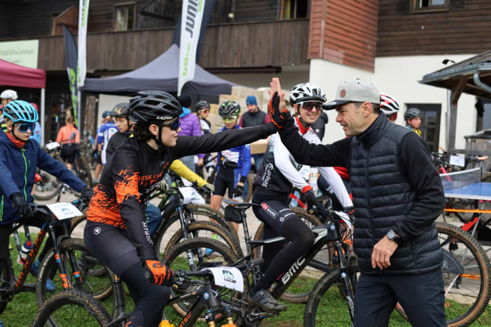 Profi-Coach Erik Becker klatscht die Startaufstellung der schnellen Mädels ab.
