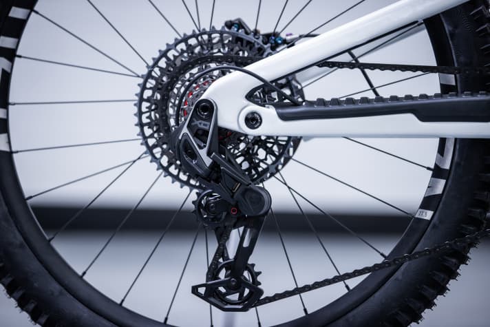 The Sram Eagle Transmission is a basic requirement for the function of the special automatic features Free-Shift and Coast-Shift. Both models have the full range of functions on board.