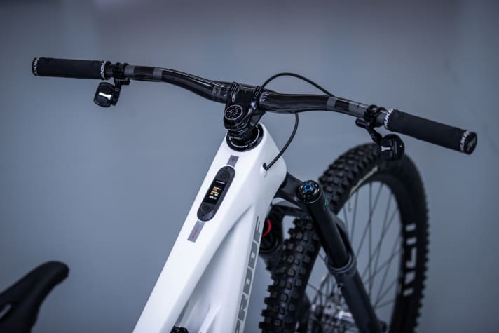 The AXS Bridge Display sits in the top tube and the cockpit is very clean with the wireless AXS pods.