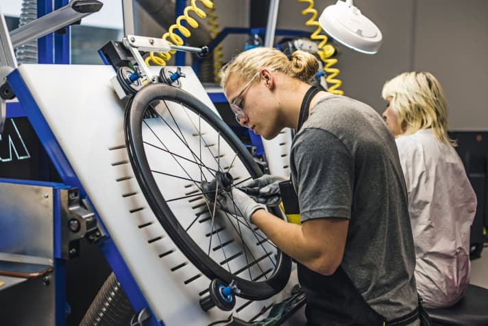 Handarbeit am neusten Produkt von Mavic, einem High-End-Vollcarbon-Laufrad.