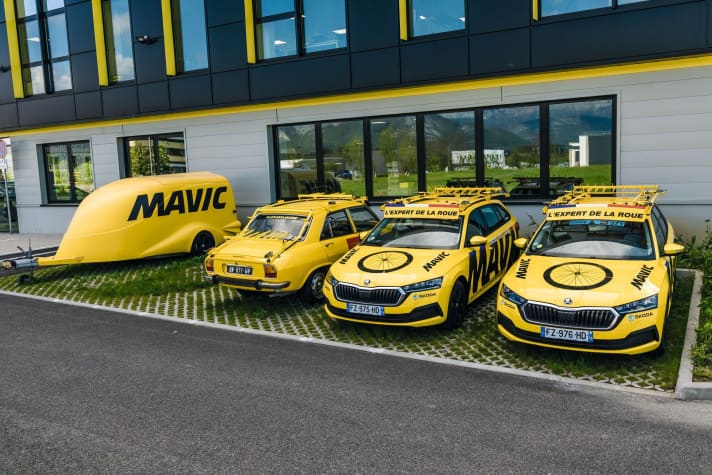 Die gelben Serviceautos stehen vor dem Firmengebäude in Reih und Glied.