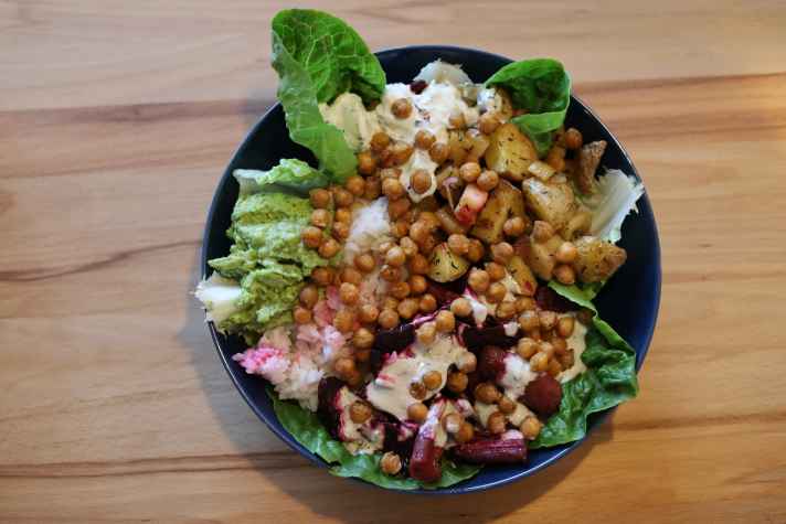 Meal-Prep-Bowl mit Ofengemüse, Reis, Kichererbsen und Salat inklusive Joghurtdressing und Quark-Dip.