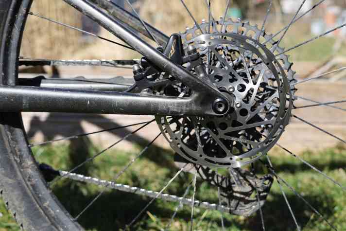The brake calliper of the TRP Evo X has an inconspicuous look and is also hidden behind the seat stay.