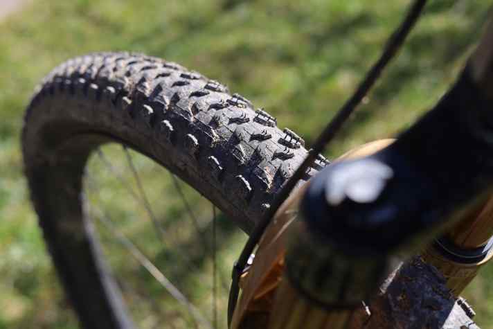 Thanks to generous clearances, the Specialized Fast Trak offers good self-cleaning properties at the front in mud and loose soils.