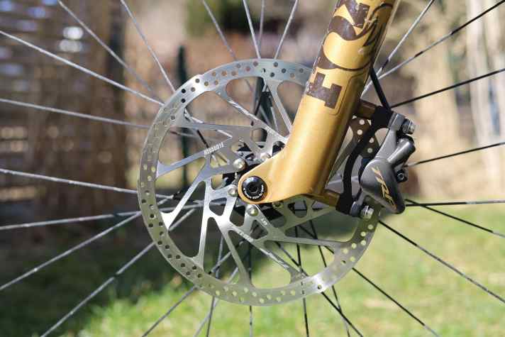 In Kombination mit der 2,3 Millimeter dicken Bremsscheibe besitzt die TRP Evo X eine beeindruckende Standfestigkeit. Hitzeprobleme? Fehlanzeige! Übergewicht am Race-Bike? Ja!