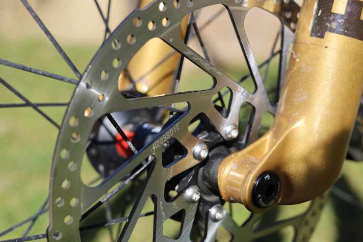 Konzipiert ist die mit 240 Gramm sehr schwergewichtige TRP R203S01E Bremsscheibe eigentlich für Downhill-Bikes. Am Trailbike verleiht sie auch der Race-Bremse TRP Evo X einen Vorteil.