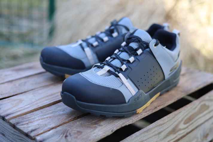 Optisch erinnern die SIDI GTX an eine Mischung aus Sneakern und Arbeitsschuhen mit Stahlkappen. Für den harten Enduro-Einsatz ein schlüssiges Design.