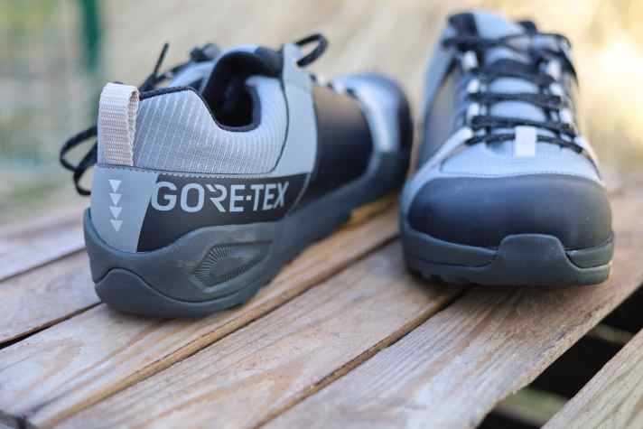 Die SIDI GTX sind schwer gepanzert. Dickes Gummi schützt Vorder- und Hinterfuß.