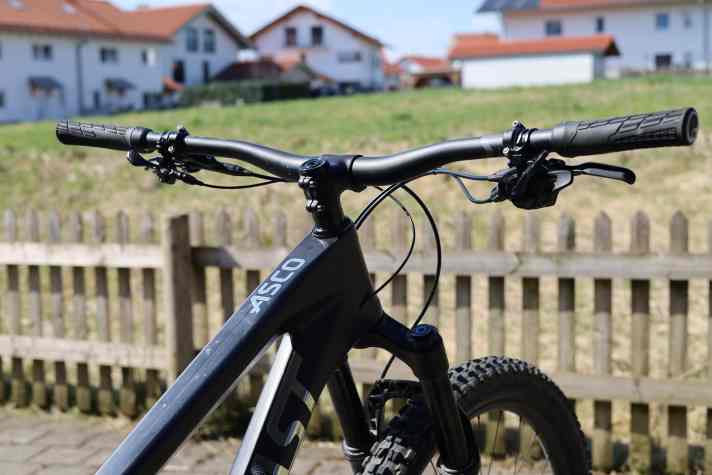 Attention lightweight fans: Newmen Evolution SL 318.2 stem and Advanced handlebars reduce the weight of every bike by a few grams.