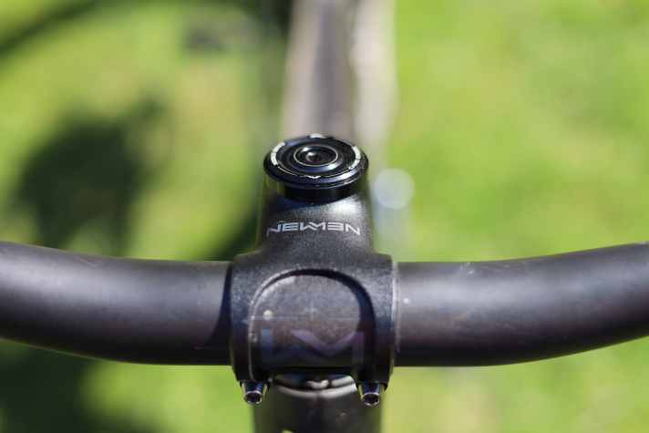 The lightweight stem bears the laser-engraved Newmen logo.