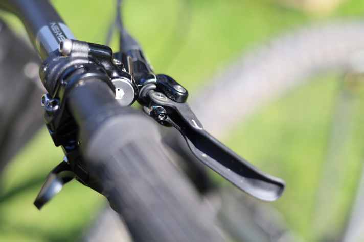 Über eine kleine Inbusschraube lässt sich die Hebelweite der Formula Cura 4 verstellen. Werkzeuglos ist das in dieser Version nicht möglich.