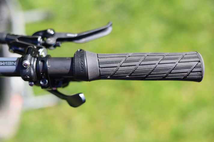 Die Ausrichtung von Grifffläche und Lamellen vereinen Grip und Ergonomie. Das Gummi ist von der härteren Sorte.