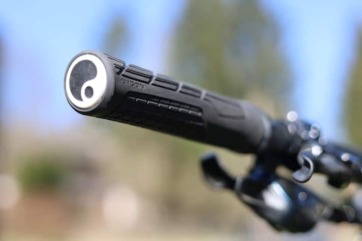 Durch eine tief heruntergezogene Griffzone sollen die Ergon Griffe Nerven in Hand und Unterarm schonen.