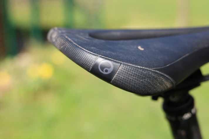 The reinforced saddle edge of the Ergon SM Enduro Comp Men is designed to prevent premature wear.