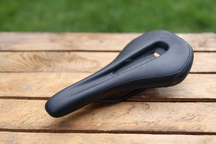 Enduro-Biker sitzen lange im Sattel und müssen ihr Bike in der Abfahrt präzise steuern. der Ergon SM Enduro Comp Men Sattel soll sie bei beidem unterstützen.