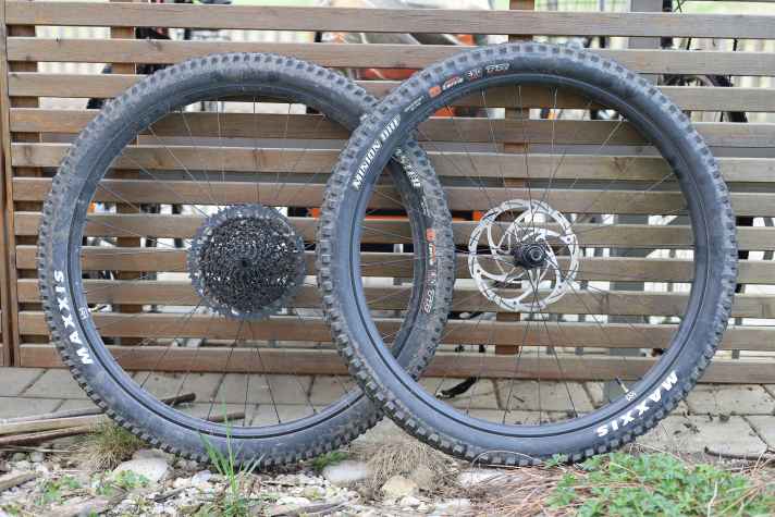 Mit 1750 Gramm liegt das Gewicht der Newmen Beskar 30 Trail Laufräder angenehm niedrig und macht selbst manchen Modellen mit Carbon-Felgen Konkurrenz.