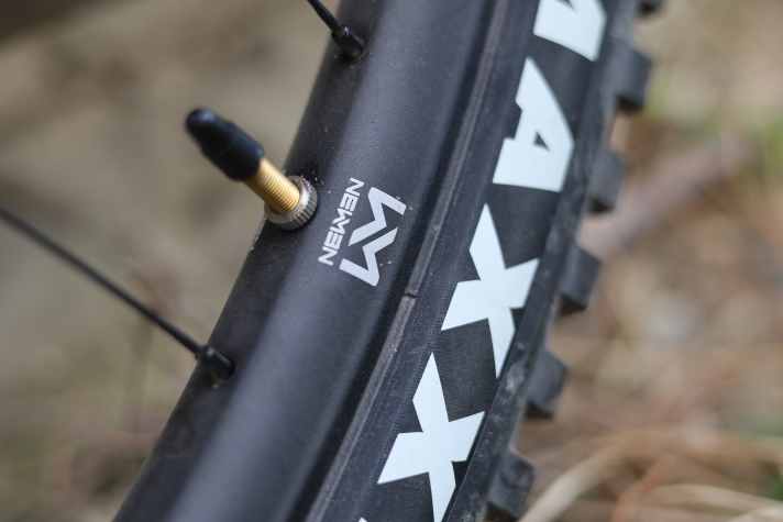 A tubeless setup is no problem with the rims from Newmen. The wheelset has no weaknesses when it comes to handling.
