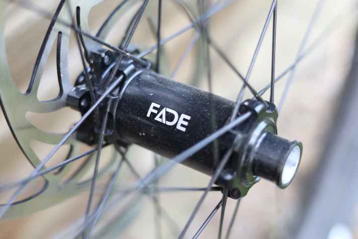 Der Laufradsatz dreht sich um Newmen Fade Naben. Der Freilauf ist besonders geräuscharm.