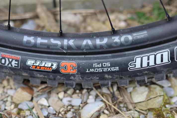 Selbst die dezenten Decals passen ins zurückhaltende Bild der Newmen Beskar 30 Trail Laufräder.