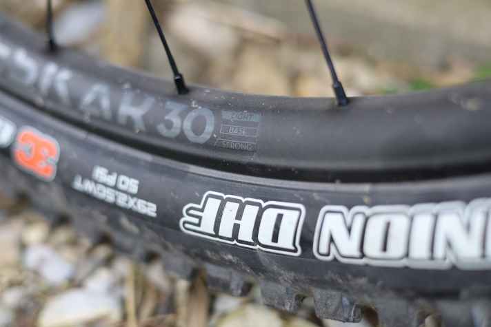 Vorne kommt die etwas leichtere Newmen Base 30 Light Alu-Felge zum Einsatz. Hinten soll das Base-Modell für Stabilität sorgen.