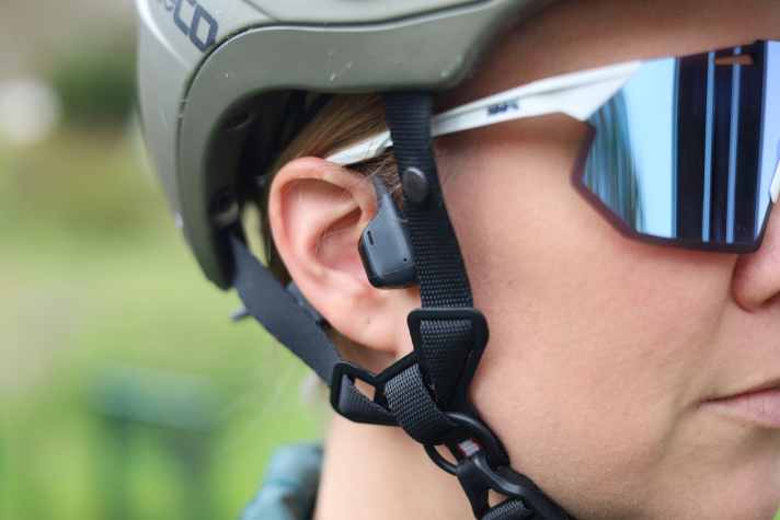 Die Shokz Knochenschall-Kopfhörer übertragen Musik als Schwingungen über die Schädelknochen.