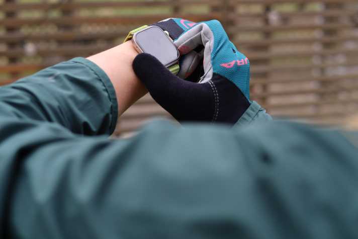 A click on the button on the right takes you to the sports menu. There are numerous activities to choose from, from yoga and golf to cycling.