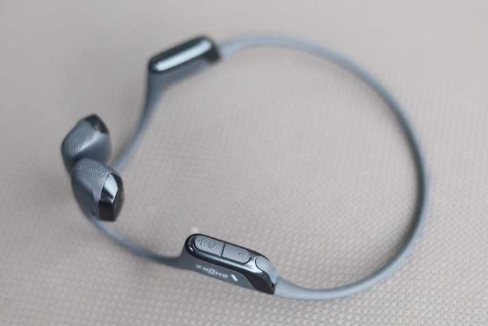 These buttons can be used to control the volume without having to pull the smartphone out of your pocket. This works well in practice, but can fail when wearing thick gloves.