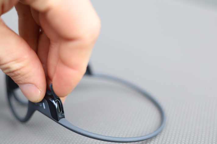 The bone-sound headphones from Shokz can be charged via USB-C. We were satisfied with the battery life in the test.