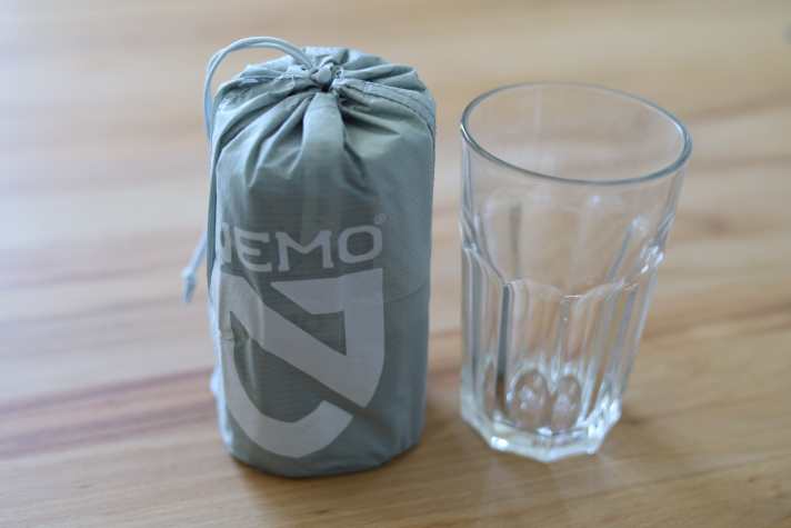 The <a href="https://www.awin1.com/cread.php?awinmid=12557&awinaffid=471469&clickref=B+Nemo+Tensor+Elite+somat&ued=https%3A%2F%2Fwww.bergzeit.de%2Fp%2Fnemo-equipment-tensor-elite-mummy-isomatte%2F5060601%2F" target="_blank" rel="noopener noreferrer nofollow">Nemo Tensor Elite sleeping mat</a>* is about as small as a classic Ikea water glass, but weighs less.