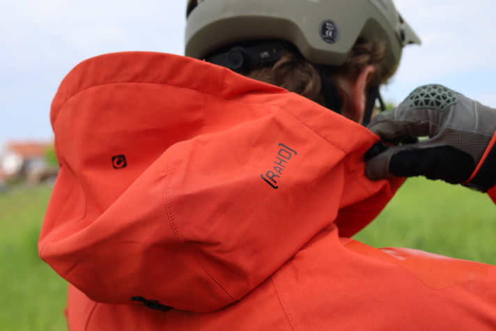 The large hood of the rain jacket from Leatt offers great rain protection and is never in the way thanks to the magnetic holder.