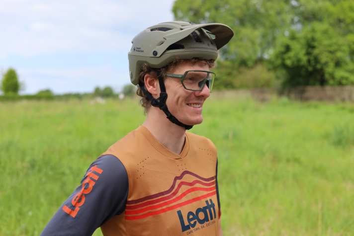 When raised, the visor of the Sweet helmet does not come into view even on steep descents. However, the wind can tug at it. The height is easy to adjust.