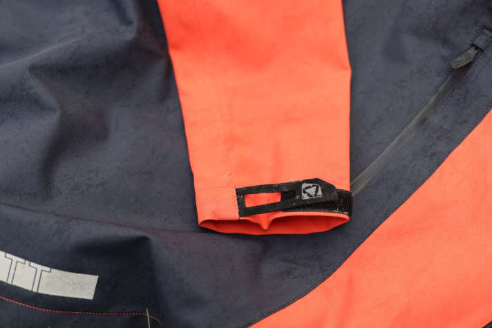 Mittels Klettverschluss lassen sich Ärmel der Leatt-Jacke in der Weite verstellen. Das Salzwasser des Winters hinterließ kleine Flecken auf dem schwarzen Rückenteil.
