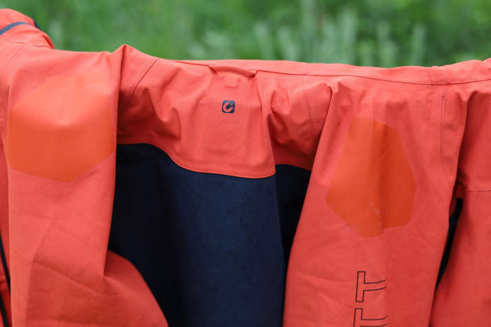 Die Arretierung der Kapuze via Magnet ist clever und von Leatt patentiert.