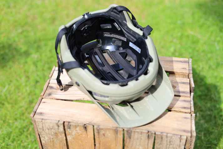 There is very little padding in the Sweet Protection helmet. Nevertheless, the head protection is very comfortable to wear.