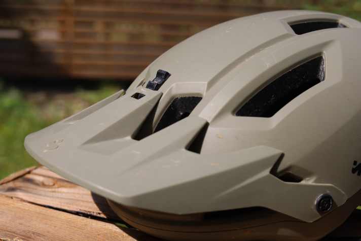 The visor of the Sweet Primer MIPS is height-adjustable.