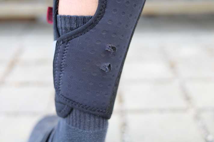 The neoprene of the Fuse protectors also suffers from the sharp-edged pins of some MTB flat pedals in the long term. Better that way, otherwise there would be two holes in the calf at this point.