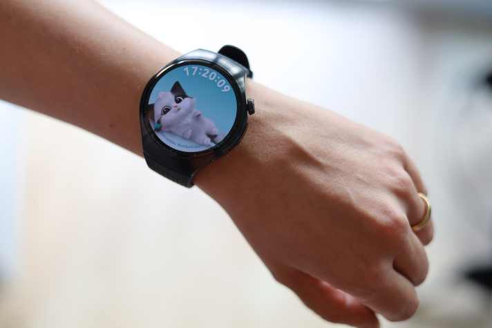 Felix the cuddly cat provides information about the wearer's emotional well-being. The Huawei Watch 5 offers an incredibly large selection of watch faces - from serious to kitschy.