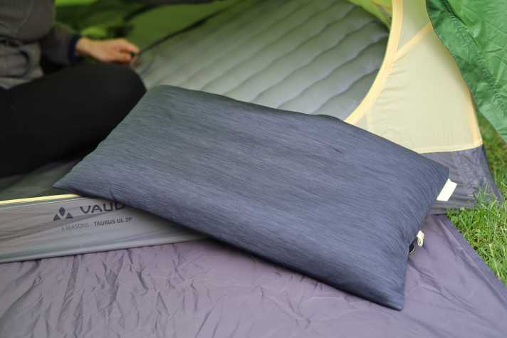 Ein Kopfkissen erscheint vielen Ultralight-Bikepackern als überflüssiger Schnickschnack. Das leichte Nemo Fillo Elite trägt jedoch maßgeblich zum Schlafkomfort und somit der Regeneration beim Bikepacking bei.