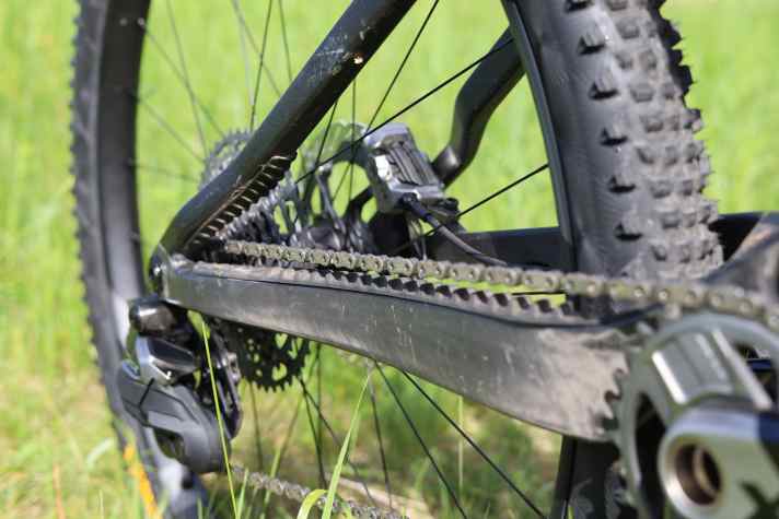 With a 30 mm chainring, the chain runs extremely close to the chainstay guard on the 9 mm sprocket. This means there is hardly any chain slap. It remains to be seen whether a 28 t chainring will lead to problems.