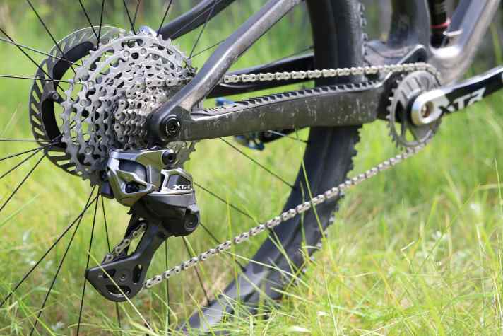 Short derailleur cage, small chainring. The Shimano XTR Di2 generation 2025 leaves more ground clearance than other drivetrains.