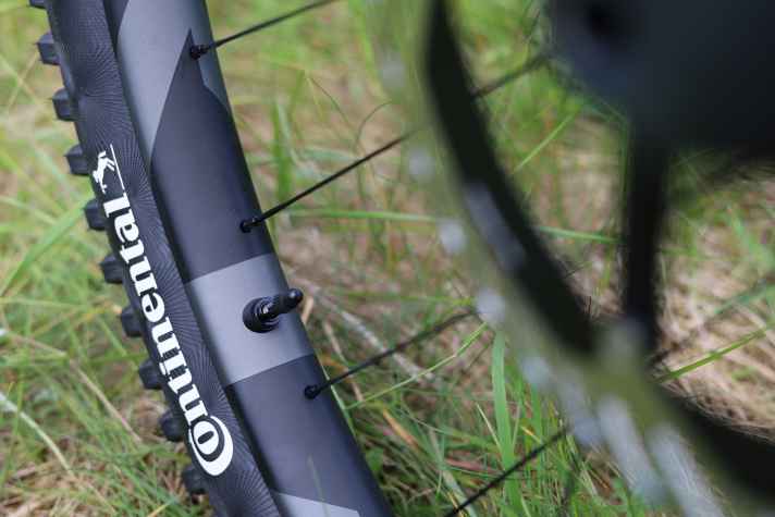 Die XTR-Endurofelge besitzt 30 Millimeter Innenweite, baut aber auch außen breit. So fügt sie sich optisch gut ins Bild aggressiver Enduro- oder E-Bikes.